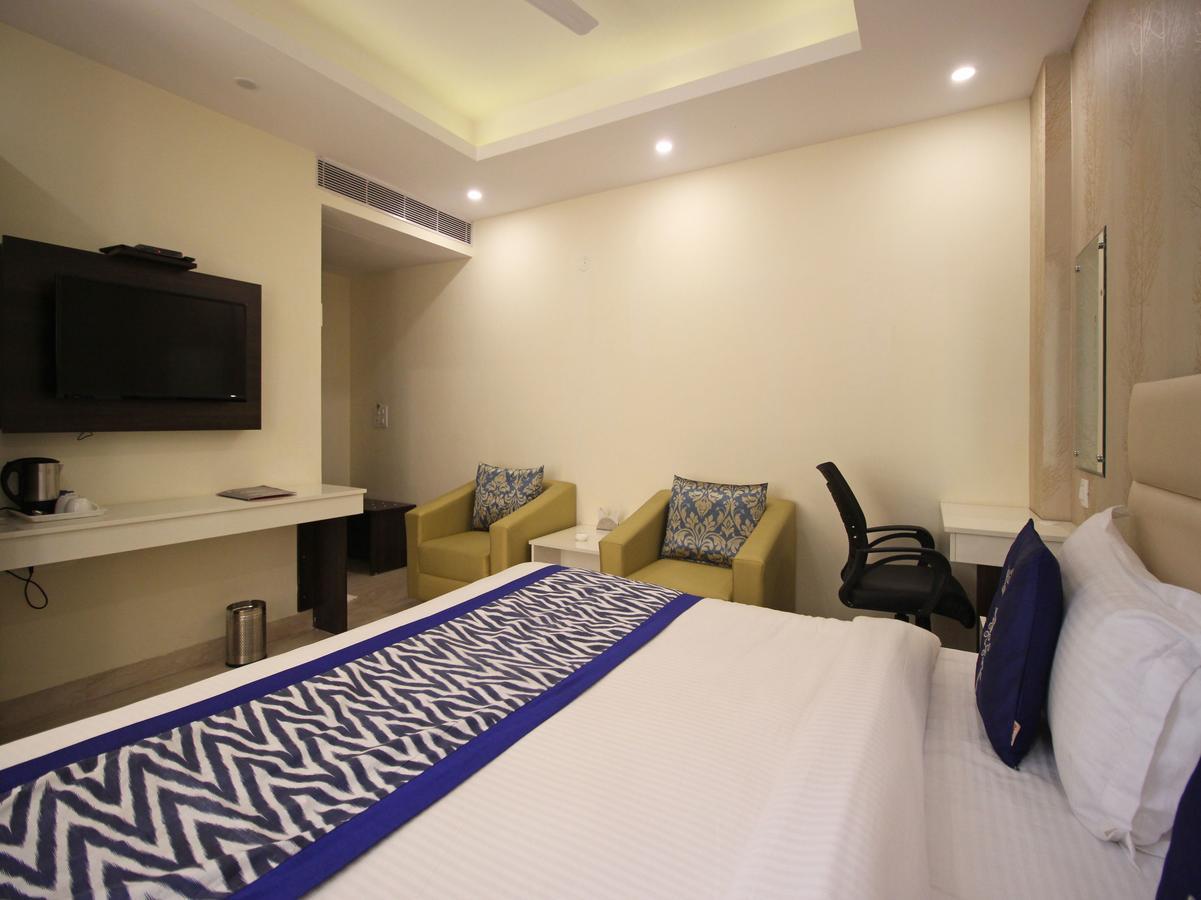 Oyo 8132 Hotel Kukreja Dehradun Exteriör bild