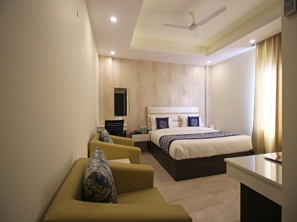 Oyo 8132 Hotel Kukreja Dehradun Exteriör bild