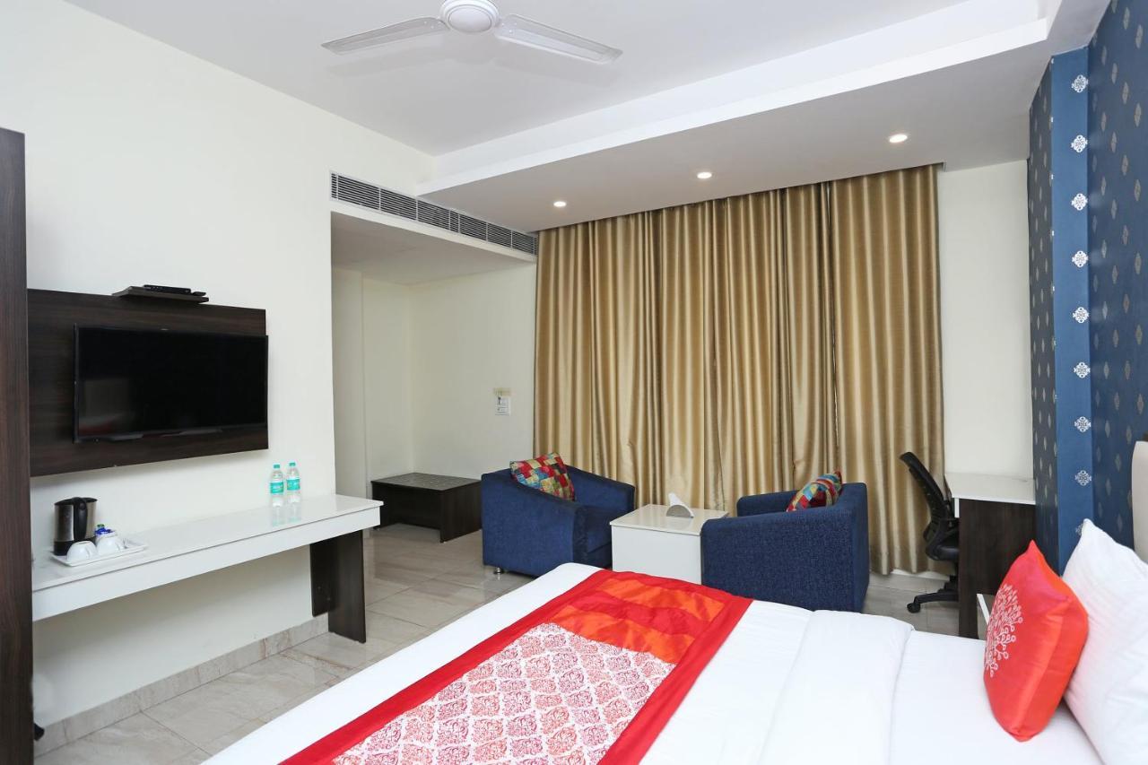 Oyo 8132 Hotel Kukreja Dehradun Exteriör bild