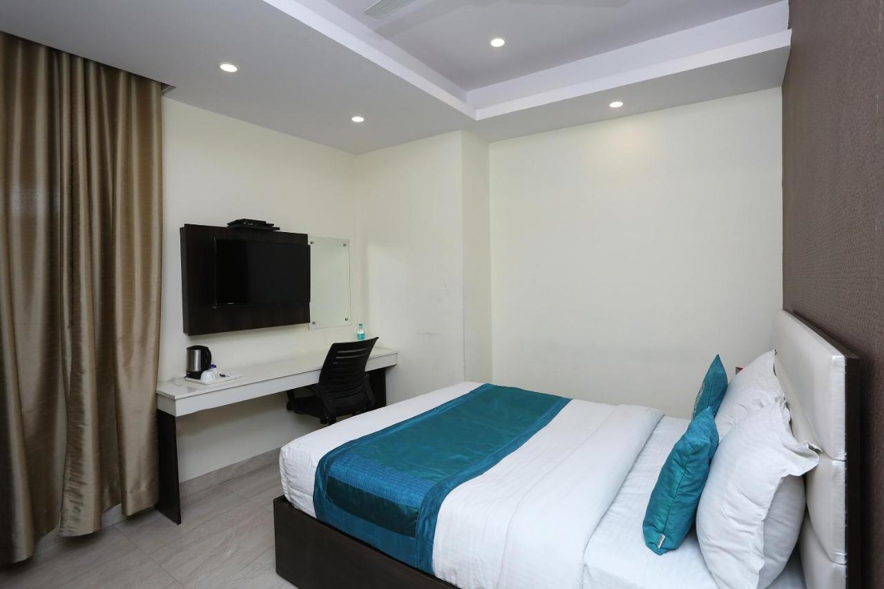 Oyo 8132 Hotel Kukreja Dehradun Exteriör bild